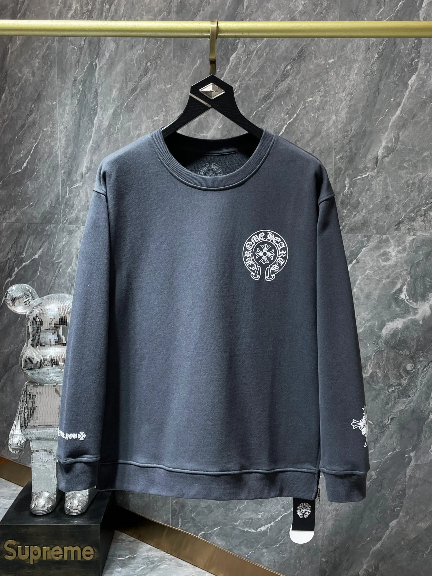 P230 Chrome Hearts Autumn and Winter 2025 simultaneous sale at counters❤️ Chrome Hearts Sanskrit horseshoe letter round neck sweatshirt Classic cross horseshoe foam print ➕ Customized zipper design on both sides Improved customized version 1:1 high weight fabric Recommended color: Specially customized cement dark gray Size: S, M, L, XL
